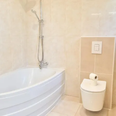 شقة T4 Moderne Climatise - Parking Prive- Terrasse - - *