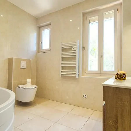 شقة T4 Moderne Climatise - Parking Prive- Terrasse - - نيس